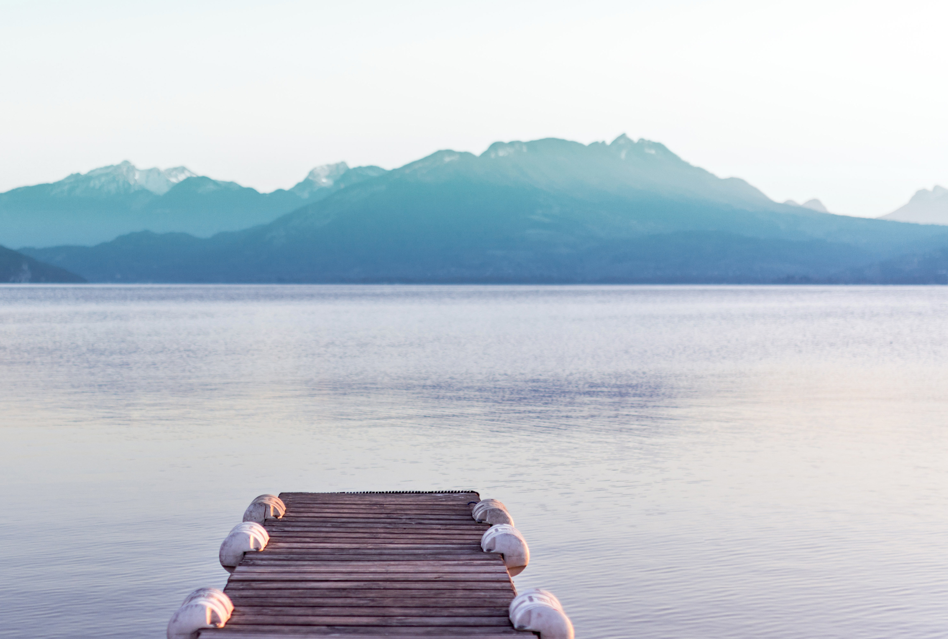 Panton en bois au dessus du lac